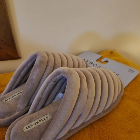 NEW Aerosols Slippers - Picture 2 of 3